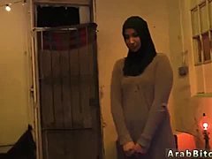 अरब सेना की किशोरी पहली बार अपनी गांड चाटती है