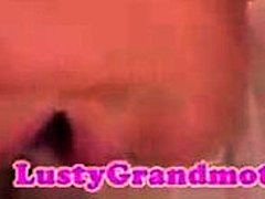 Μια γιαγιά με λυγισμένα βυζιά κάνει μια βαθιά πίπα στο λαιμό και ικανοποιείται από το στόμα