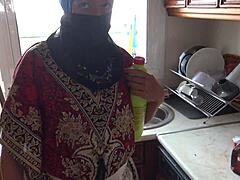 Ekstremno čišćenje: Šokirajuća muslimanska sobarica sa prljavim zahtevom