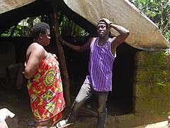 Ebony MILF wordt geneukt door haar buurman in het huis van haar man