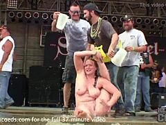 बड़े स्तन वाली बाइकर्स गीली-शर्ट प्रतियोगिता के लिए सार्वजनिक रूप से नग्न हो जाती हैं
