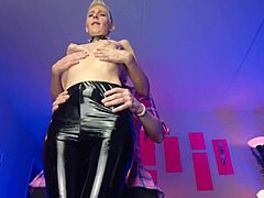 Latexem oděná ladyboy zažívá BDSM a stříká