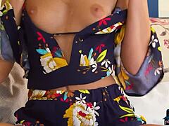यूरोपीय मम्मों का सॉफ्टकोर स्ट्रिपटीज जिसमें छोटे स्तन और गांड होती है।