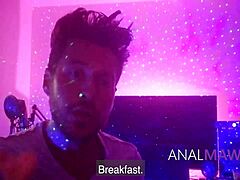 Une MILF se prépare pour le sexe anal dans une vidéo subliminale