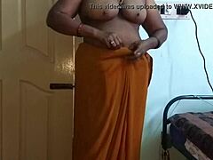 Une femme indienne Desi infidèle se masturbe avec ses gros seins et sa chatte rasée