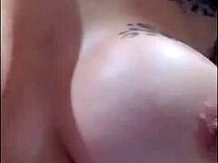 MILF madura con grandes tetas recibe una gran polla negra