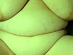 Rijpe moeder met grote tieten wordt hard geneukt in een hardcore video