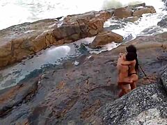 Μια ώριμη Αφρικανή με φυσικό στήθος γαμιέται μπροστά στην παραλία