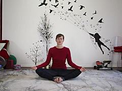 Зрелая русская мамочка показывает свою попку на уроке йоги