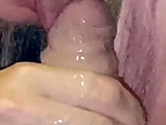 Moden tøs får munden fyldt med sperm efter boldslikning