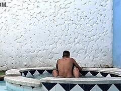 커플이 수영장에서 섹스하는 집에서 만든 비디오 - 파트 2