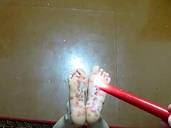 Зрели двойки правят домашен фетиш на краката с гъдел и восък игра