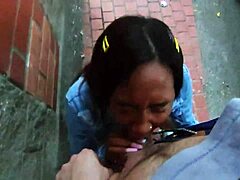 Venezuelan musta prostituoitu nauttii syvän kurkun tekemisestä kanssani julkisesti yliopiston ulkopuolella