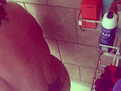 Dojrzała mamuśka Danie robi się niegrzeczna pod prysznicem