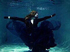 Arya Granders e la sua seducente performance sottomarina in piscina