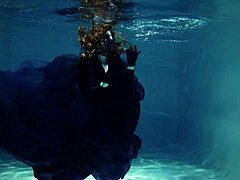 आर्या ग्रैंडर्स स्विमिंग पूल में पानी के अंदर आकर्षक प्रदर्शन करती हैं।
