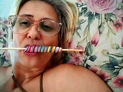 熟女ポルノスターのステラ・スティルは、HDビデオでロリポップを舐めるのを楽しんでいます。