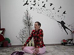 欧洲大屁股妈妈在瑜伽课上变得淘气
