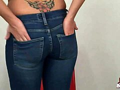 Mogna grannen Missy avslöjar sina sexiga underkläder och trosor