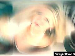 Vicky Vette สาวบลอนด์สุดเซ็กซี่ให้ blowjob และ cunilingus ในฉาก