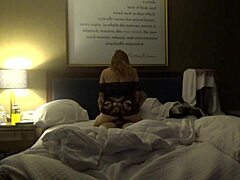 मुंडा परिपक्व लैटिना को होटल के कमरे में चोदा जाता है।