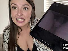 MILF बेब वेबकैम सोलो वीडियो में छोटे लंडों को अपमानित करती है