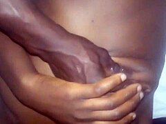 Coppia africana gode di sesso duro con la moglie kenyan