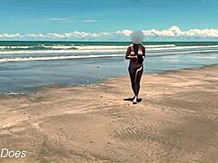 Frugans stora bröst studsar offentligt när hon spelar nakenfotboll på stranden