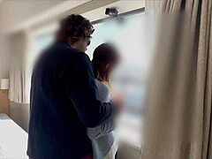 Maman mature reçoit une fellation d'un homme plus jeune dans une vidéo hentai