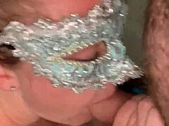 Prsnatá manželka s piercingom dáva orálny sex a prehltne sperma v amatérskom videu