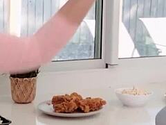 זונת קולג' ברונטית מקבלת צעצוע אנאלי כארוחת ערב ממלכי ריאליטי. הורד את הסרטון המלא מ-RKShorts.com