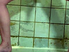 La esposa milf perforada usa dobles consoladores para jugar en la ducha en solitario