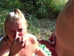 प्रौढ़ महिला आउटडोर ग्रुप सेक्स और पेशाब पीने झील में