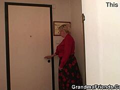 Dois reparadores seduzem uma mulher idosa com seios grandes