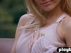 Milf blondă mică Zhenya Belayas într-o ședință foto în aer liber, dezvăluind hainele