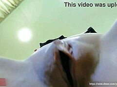Video POV sensual de una madrastra tetona disfrutando de su coño afeitado
