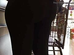 काली मिल्फ कैंडिड वीडियो में अपने कर्व्स दिखाती हुई।