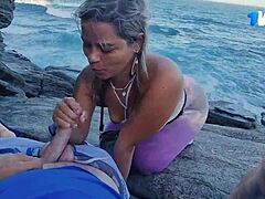 प्रौढ़ ब्राजीलियाई जोड़ी चट्टानों पर आउटडोर ओरल सेक्स का आनंद लेती है।
