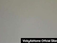 विकी वेट्स के भावुक मौखिक सेक्स सत्र से उसके पर्याप्त भोसड़े पर चेहरे पर सह शॉट मिलता है।