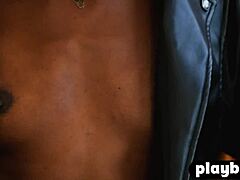 Ana Foxxx, model MILF kulit hitam berambut kerinting, menanggalkan pakaiannya hingga ke payudara kecilnya dan menari dengan sensual dalam video softcore matang ini