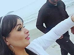 Le tigre Tony profite d'une rencontre torride sur la plage avec la superbe Angel Lima