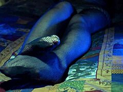 Dojrzała milfka pokazuje swoje palce u stóp w seksownych pończochach z siateczki