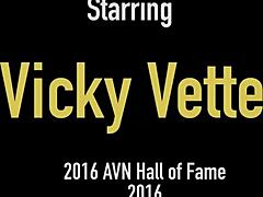 Vicky Vette ให้ handjob ที่กระตุ้นความรู้สึกและการเล่นกางเกงในขณะที่ deepthroating