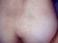 Amaterska milfka raztegne svojo tesno luknjo v domačem analnem videu