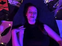 Submisivní žena si užívá sólovou hru s mokrou kundičkou a přirozenými prsy