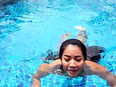 Asiatisk kjæreste gir en blowjob i en villa ved bassenget