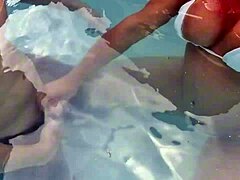 Eine reife Frau zieht blank und wird am Pool grob behandelt