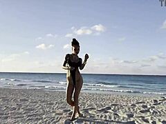 मोनिका फॉक्स का एकल शो: समुद्र तट के किनारे आत्म-आनंद और धार के साथ