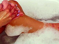 Krásna blondínka ukazuje bezchybnú postavu počas relaxačného kúpeľa