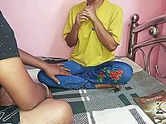 tutorele matur indian sedus și încântat de elevul ei într-o sesiune de meditații